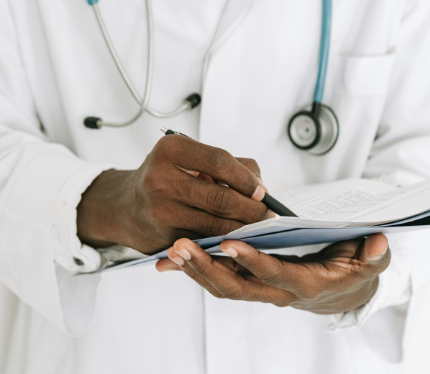 Médico escrevendo