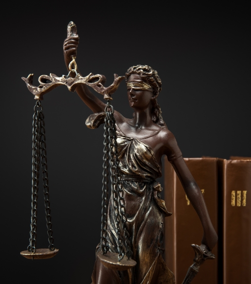 Justiça segurando balança