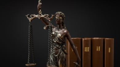 Justiça segurando balança